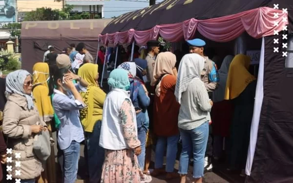 Warga Antusias Ikuti Bazar Murah dan Jumat Curhat Polres Cianjur