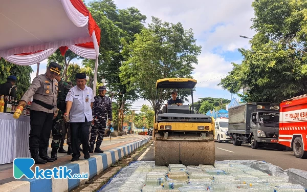 Thumbnail Jadi Pemicu Maksiat, 552 Liter Miras Ciu di Pacitan Dimusnahkan