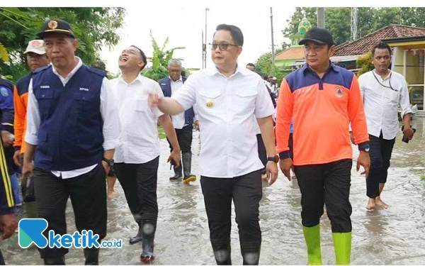 Thumbnail Berita - BPBD Jatim Terjunkan Peralatan Berat Tangani Banjir Mojokerto