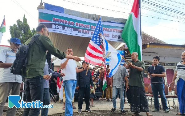 Wujud Dukungan untuk Palestina, DPD ABI Bondowoso Bakar Bendera Israel dan Amerika