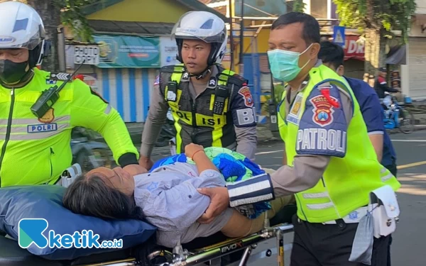 Sigap, Tim Reaksi Cepat Polres Malang Evakuasi Warga Sesak Nafas Saat Mudik Lebaran