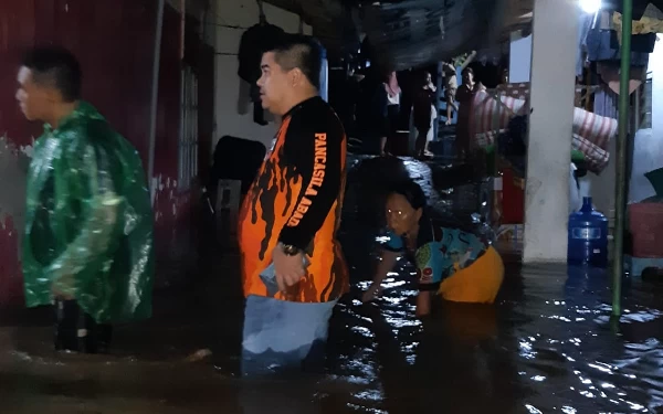 Thumbnail Berita - Pemuda Pancasila Lumajang Sebar Anggota di Empat Kecamatan yang Dilanda Banjir