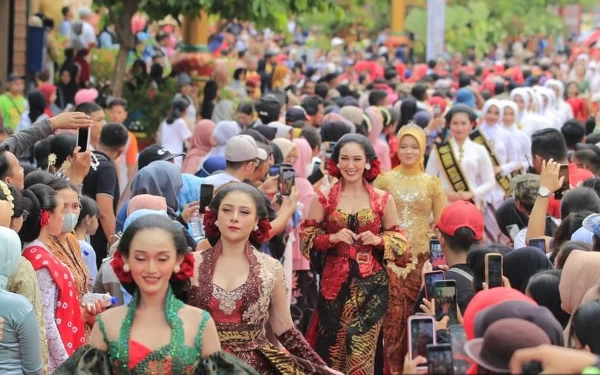 Thumbnail Peragaan Busana Kebaya Kartini di Kota Madiun Catatkan Rekor Dunia