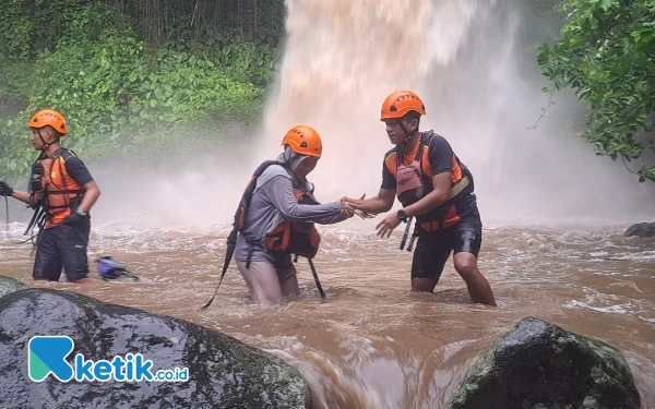 Thumbnail Tim SAR Gabungan Evakuasi 3 Pengunjung Terjebak di Air Terjun Way Lalaan Tanggamus