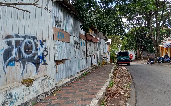 Thumbnail Berita - Sambut Porprov 2025, Kios Bekas Pasar Relokasi di Stadion Kota Batu Mulai Dibongkar