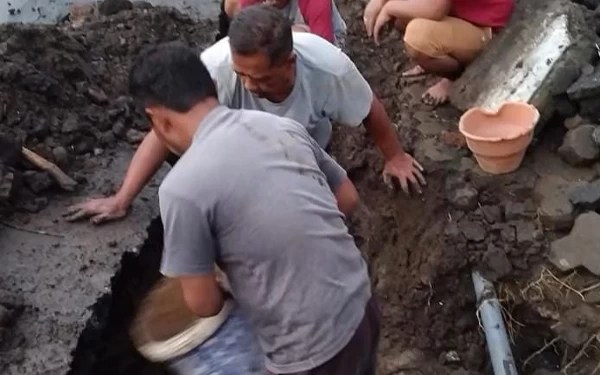 Sejumlah Pelanggan Perumdam Kota Batu Terganggu Pemindahan Pipa di Jembatan