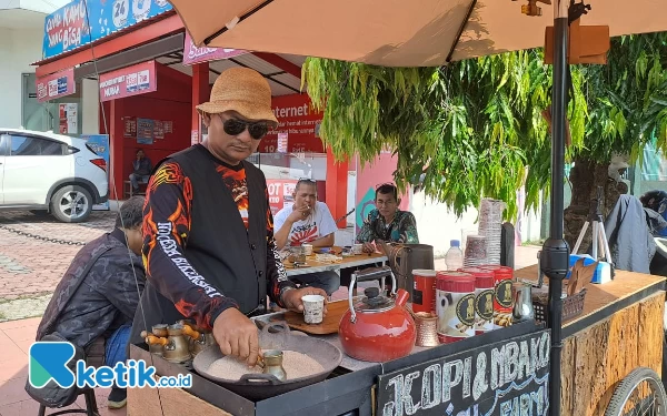 Thumbnail Berita - Menikmati Kopi Turki Dekat Alun-Alun Jember, Usung Konsep Street Bar Coffee