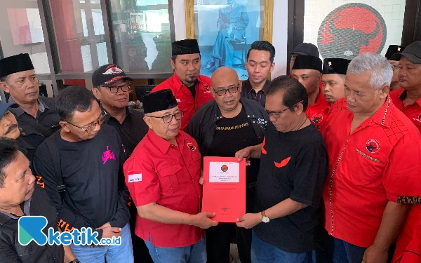 Ketua DPC PDI Perjuangan Rijanto Resmi Mendaftar Bacabup Blitar