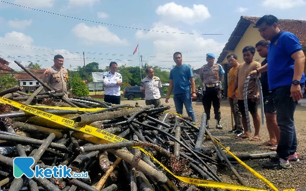 Thumbnail Dua Warga Madura Curi Kabel di Jember Sepanjang 2 Kilometer