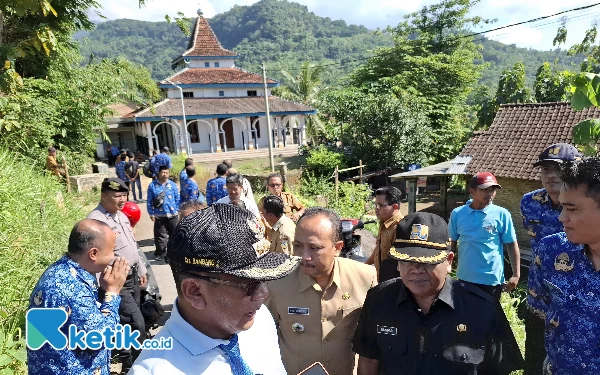 Thumbnail Berita - Usai Viral, Pj Bupati Bondowoso Janji Akan Bangun Jembatan Rusak di Kabuaran