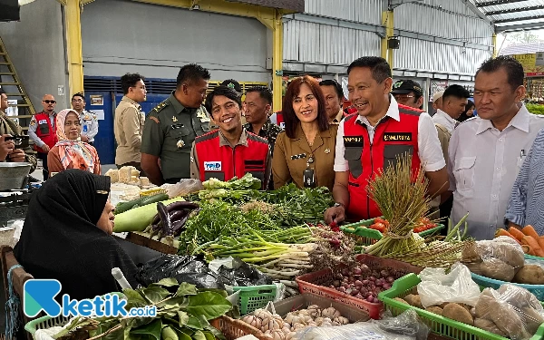 Foto Pj Wali Kota Malang bersama TPID saat melakukan pemantauan harga bahan pokok di Pasar Kasin. (Foto: Lutfia/Ketik.co.id)