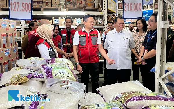 Foto Pengecekan harga beras di retail modern oleh Pj Wali Kota Malang bersama TPID. (Foto: Lutfia/Ketik.co.id)