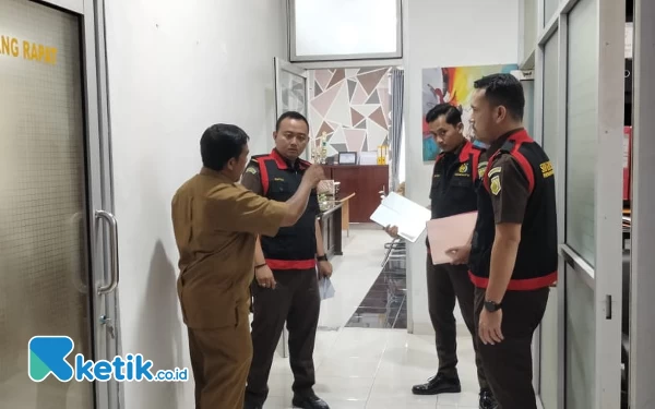 Thumbnail Berita - Kejari Aceh Barat Geledah Kantor BPKD Terkait Dugaan Korupsi Pajak Lebih dari Rp5 Miliar