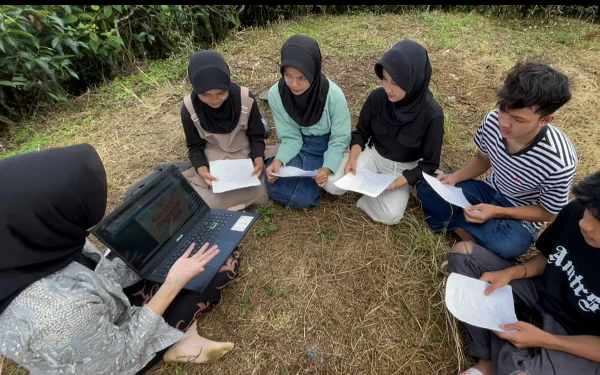 Foto Setya Damayanti, Top 10 Miss Hijab Jabar 2024 membimbing anak-anak pedesaan (Foto: dok. pribadi)