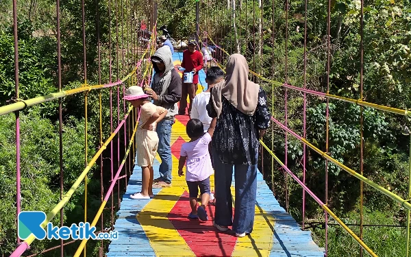 Thumbnail Berita - Jembatan Gantung Menuju Bukit Bercinta di Atas Awan Viral, Kades Gubrih : Saya Tak Menyangka