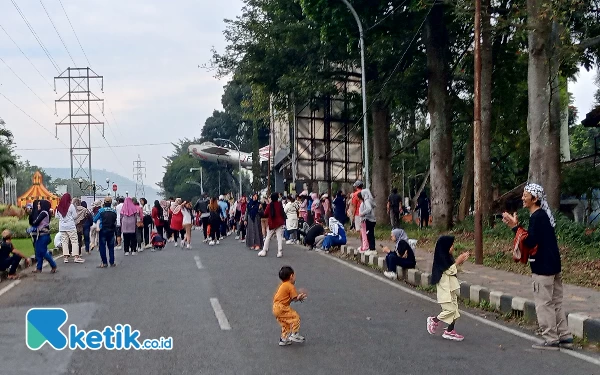 Thumbnail Anak anak sedang menikmati bermain di Car Free Day Kota Batu, Minggu (9/6/2024). (Foto: Sholeh/Ketik.co.id)