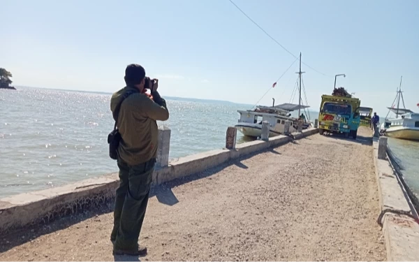 Thumbnail Berita - Dari Grobogan, Pria Ini Rela Tempuh Jarak Ratusan Kilometer Demi Nikmati Keindahan Pantai di Sumenep