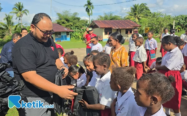 Thumbnail Berita - Sambung Senyum dan Masa Depan Pelajar Papua, Telkomsel Bagi-Bagi Ratusan Perlengkapan Sekolah