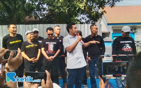 Foto Bonie Laksmana ( baju putih) saat memberikan keterangan di depan ribuan masyarakat/ foto : Kurniawan/Ketik.co.id