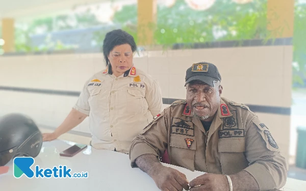 Foto Frans Tesya selaku kordinator bidang Trantibum dan Limnas Satpol Pol PP Provinsi Papua Barat Daya ketika memberikan keterangan kepada wartawan. Foto Zaid Kilwo