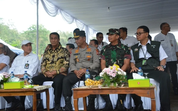 Foto Turut mendampingi Mentan RI dalam kesempatan ini Sekda Sleman Susmiarto (bertopi), Kapolda DIY Irjen Suwondo Nainggolan, Danrem 072/Pamungkas Brigjen TNI Zainul Bahar, dan Kepala Badan Pangan Nasional H Arief Prasetyo Adi. (Foto: Penrem 072/Pamungkas/Ketik.co.id)