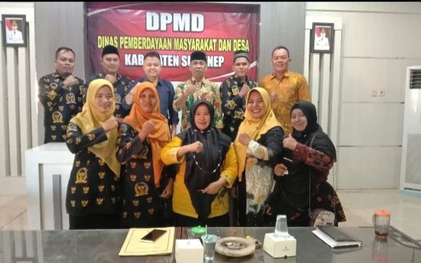 Foto Foto bersama PABPDSI Sumenep dengan Kepala Dinas PMD usai Audiensi ( foto : dok PABPDSI )