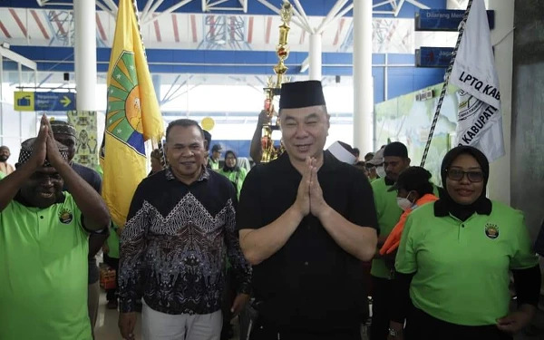 Foto Bupati Freddy Thie dengan pimpinan OPD saat menyambut kafilah MTQ ke-X Kabupaten Kaimana di bandara utarom kaimana (foto Humas Pemkab Kaimana/Ketik.co.id)