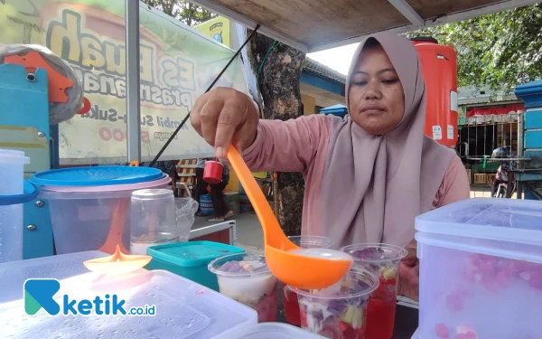 Foto Pemilik lapak 'Es Buah Bonanza Prasmanan', Winarni (43), lagi meracik minuman. (Foto: Al Ahmadi/Ketik.co.id)