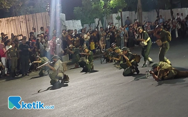 Foto Pertunjukan teatrikal yang menceritakan perjuangan tentara pelajar. (Foto: Husni Habib/Ketik.co.id)