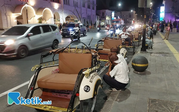 Foto Deretan becak wisata yang mnejadi salah satu fasilitas di Kota Lama Surabaya. (Foto: Husni Habib/Ketik.co.id)