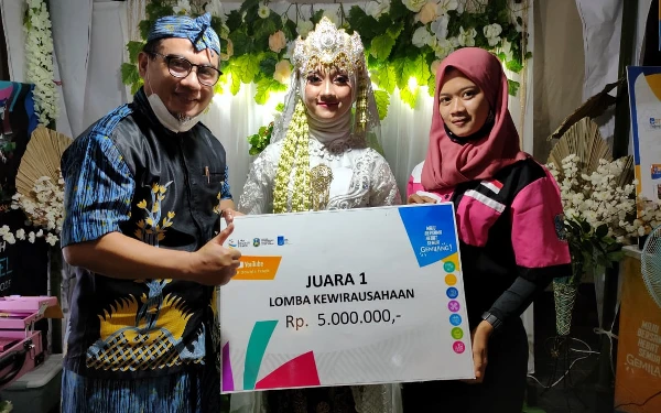 Foto Devita saat memenangkan lomba kewirausahaan dari Dinas Pendidikan Provinsi Jawa Timur (Foto: Athik)