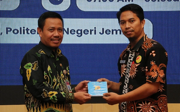 Foto Wakil Direktur I Polije Bidang Akademik, Surateno, menyerahkan aplikasi Delivery Obat mobile kepada Rumah Sakit Wijaya Kusuma Lumajang (Foto: Humas Polije)