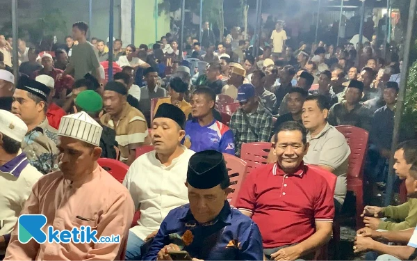 Foto Ratusan warga Babahrot menghadiri kegiatan silaturahmi dengan balon bupati Abdya Salman Alfarisi, Minggu malam (7/7/2024). (Teuku Rahmat/Ketik.co.id)