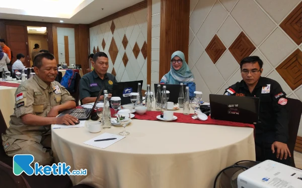 Foto Peserta langsung praktek menggunakan aplikasi E-Volunteer. (foto: Sutejo / ketik.co.id)