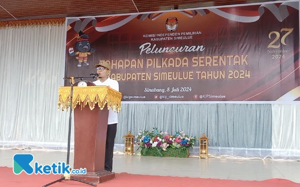 Foto Plh. Ketua KIP Simeulue Rajian Saleh saat menyampaikan Laporan  Peluncuran Tahapan Pilkada 2024 (Helman/Ketik.co.id)