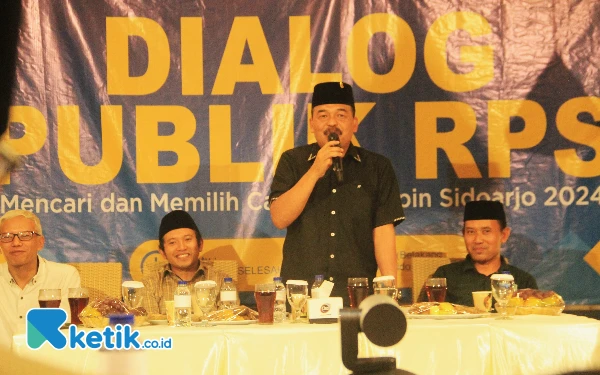 Foto Ketua DPC PDIP Sumi Harsono menyampaikan kriteria pemimpin Sidoarjo dalam dialog publik WAG RPS. (Foto: Fathur Roziq/Ketik.co.id)