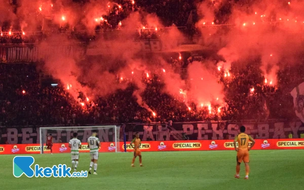 Foto Usai gol kedua bonek menyalakan flare di dalam laga Anniversary Game Persebaya ke 97, Sabtu (29/6/2024) di Gelora Bung Tomo (GBT) Surabaya. (Foto: Khaesar/Ketik.co.id)