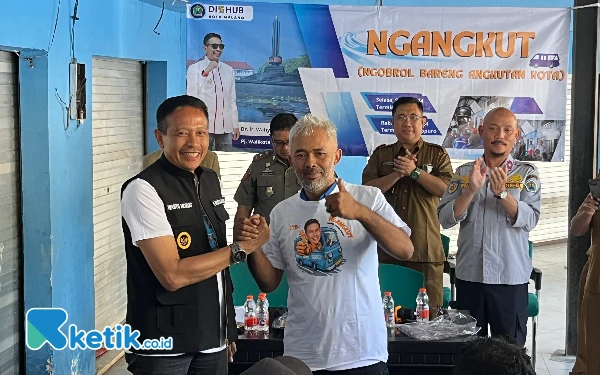 Foto Wahyu Hidayat bersama sopir angkot. (Foto: Lutfia/Ketik.co.id)