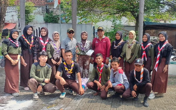 Foto Nisa bersama teman-temannya saat berkegiatan Pramuka (Foto: Dok. narasumber)