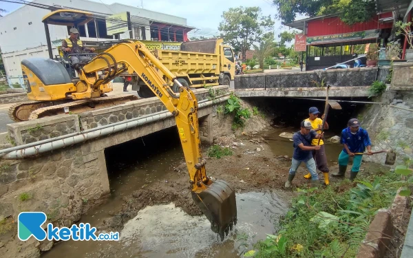 Thumbnail Normalisasi Drainase di Pacitan Kembali Optimal Usai Terhambat Hujan