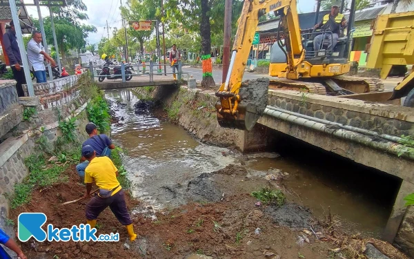 Foto Sisa genangan air cukup menghambat proses pengerukan material sendimentasi oleh petugas. (Foto: Al Ahmadi/Ketik.co.id)