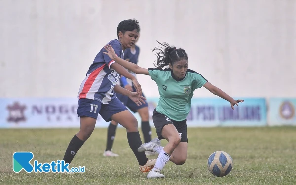 Foto Aksi pemain dari Gressia FC Gresik melewati Persikoba Putri Kota Batu, Rabu (10/7/2024). (Foto: Khaesar/Ketik.co.id)