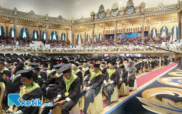 Foto Suasana wisuda periode ke-110 yang digelar di Graha Unesa. (Foto: Husni Habib/Ketik.co.id)