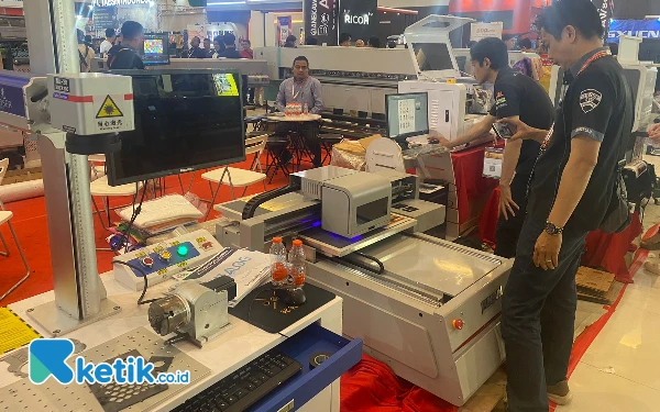 Foto Suasana Surabaya Printing Expo (SPE) 2024 yang menyediakan alat percetakan super lengkap (11/7/2024). (Foto: Shinta Miranda/Ketik.co.id)