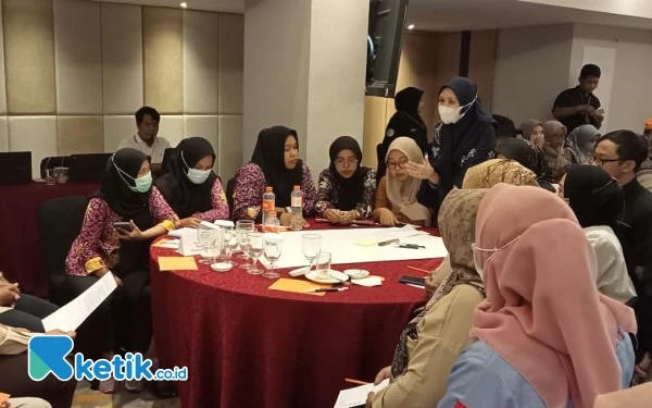 Foto Para peserta sedang berdiskusi membahas strategi  pelacakan untuk mendetesi kasus baru TBC (Foto: Fatimah/Ketik.co.id)