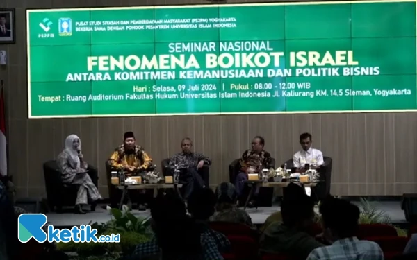 Foto Seminar Nasional “Boikot Israel: Antara Komitmen Kemanusiaan dan Politik Bisnis,” berlangsung di Auditorium Lantai 4, Fakultas Hukum UII Selasa (9/7/2024). (Foto: Edo Segara G/Ketik.co.id)