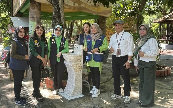 Foto Pemberian wastafel untuk KBS dari program President Rotary Surabaya Kaliasin 2023-2024. (Foto: Dok. Rotary Kaliasin)