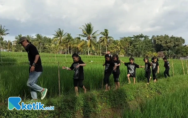 Foto Anak-anak diajak menyusuri sawah untuk mengenalkan kehidupan di alam terbuka (12/7/2024) (Foto: Fenna/Ketik.co.id)