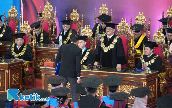 Foto Penyerahan wisudawan secara simbolis oleh Direktur Polije Saiful Anwar kepada Ikatan Keluarga Alumni Politeknik Negeri Jember saat Wisuda ke-45 (IKAPJ) (13/7/2024) (Foto: Fenna/Ketik.co.id)