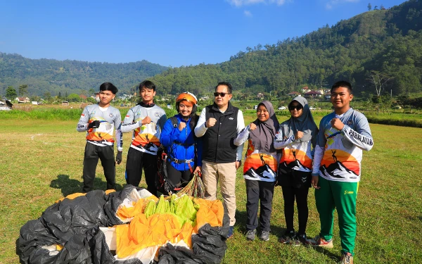 Foto Pj. Gubernur Jawa Timur Adhy Karyono menjajal wisata tandem paralayang  Kota Batu, Sabtu (13/7/2024). (Foto: Prokopim Kota Batu)